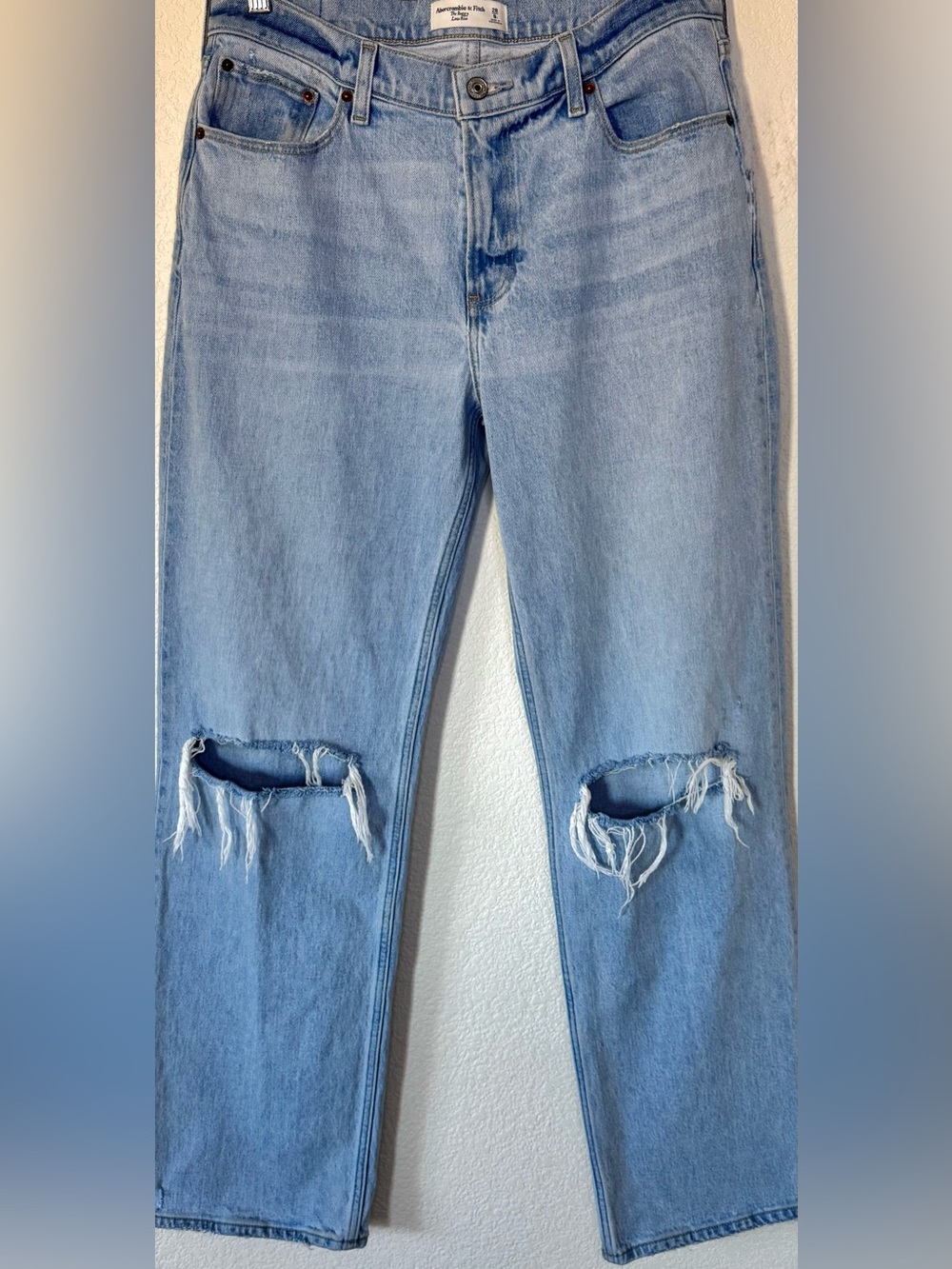 Abercrombie Low Rise Baggy Jeans Distressed Light Wash Size 28